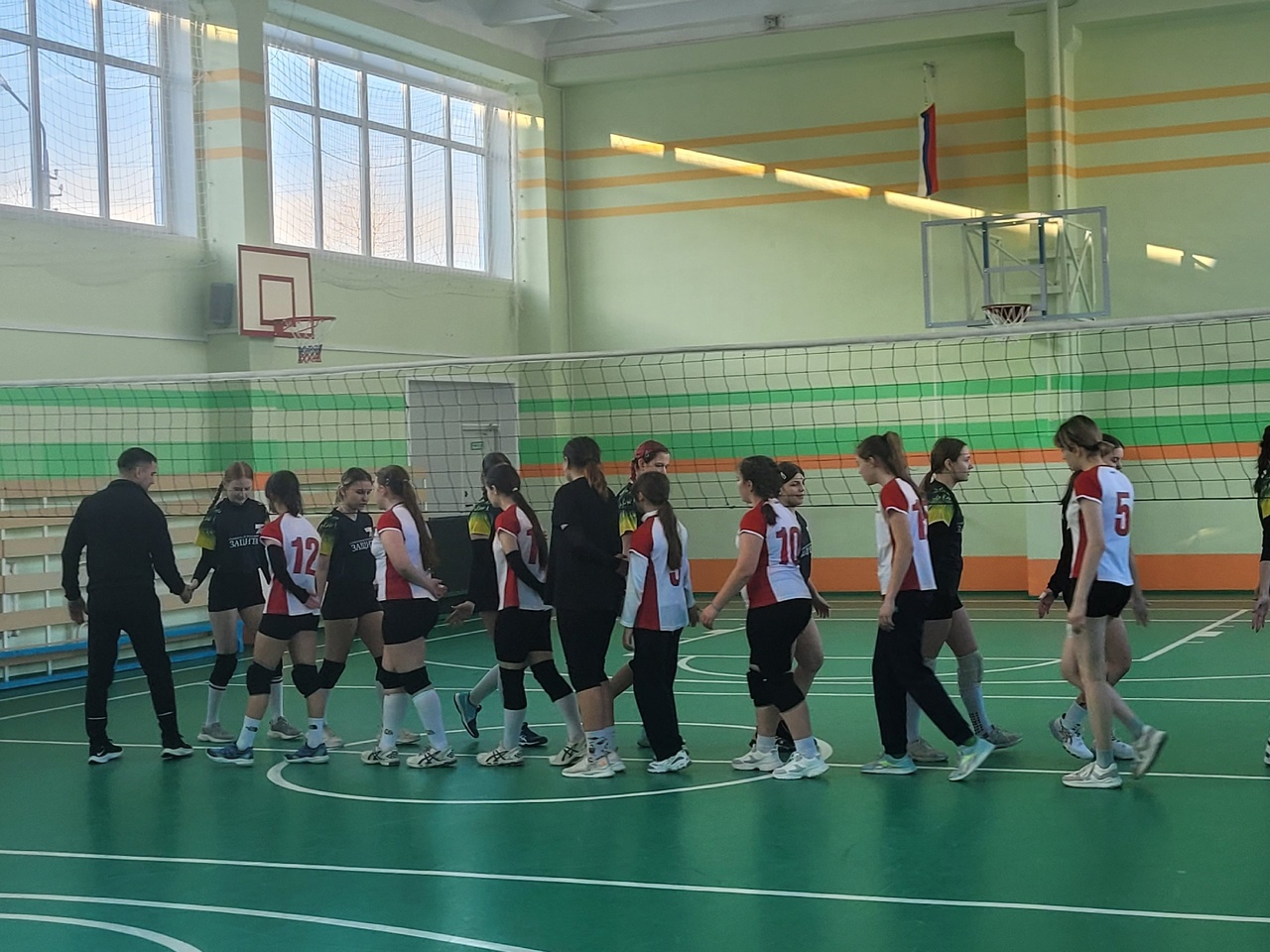 Идут городские соревнования по волейболу на кубок М. К. Янгеля.